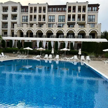 Apartment студио комфорт, смокиня,созопол,затворен комплекс,4 басейна, 1-ва линия море *