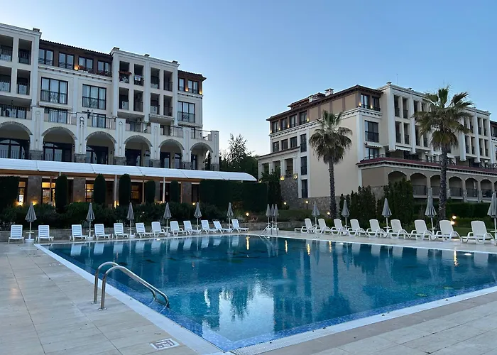 студио комфорт, смокиня,созопол,затворен комплекс,4 басейна, 1-ва линия море * Sosopol