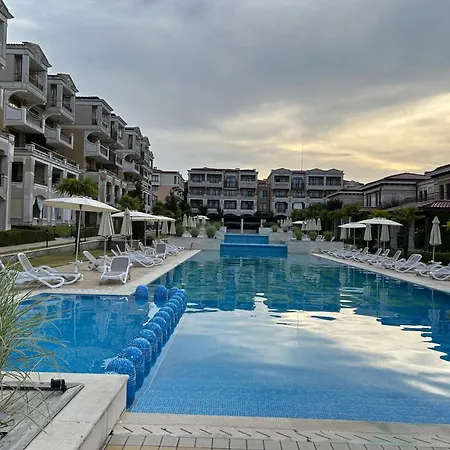 студио комфорт, смокиня,созопол,затворен комплекс,4 басейна, 1-ва линия море Appartement *